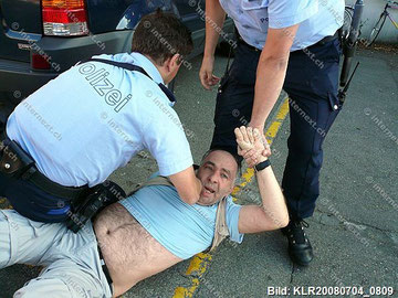 Stopp der Polizeigewalt!  Bild: photoscene.ch