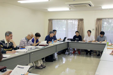 会議に入ると撮影のときの和やかなムードとはガラリと変わり、皆さん真剣な眼差しに!