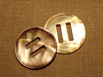 großer Perlmuttknopf mit Langöse