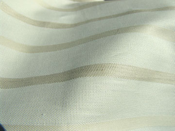 Baumwollstoff mit beige-grauen Streifen