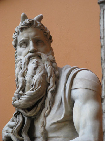 Wikipedia: Michelangelos Moses mit Hörnern statt einem Heiligenschein oder gar einer Königskrone