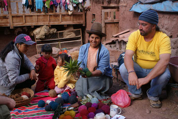 Eine Familie in Peru! Rechts im Bild ist Andreas.