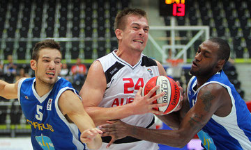 Der Basketballer Rasid Mahalbasic im Duell mit zwei Gegenspielern