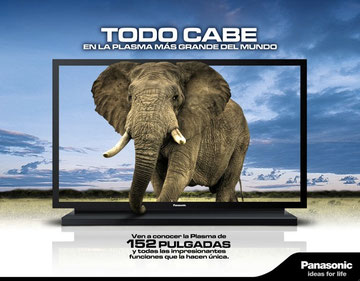 El nuevo televisor Panasonic Plasma de 152 pulgadas permite observar carros y motocicletas a tamaño real.