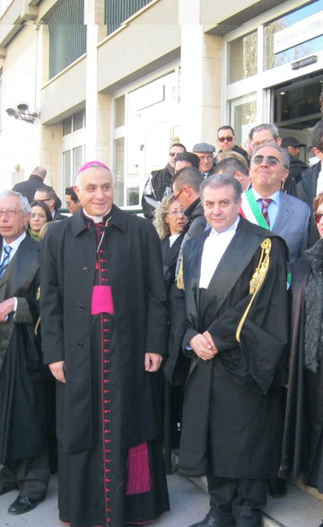 Il Vescovo di Nicosia,Mons. Salvatore Muratore, e l'Avv. Salvatore Timpanaro. In secondo piano il Sindaco di Cerami interviene alla manifestazione