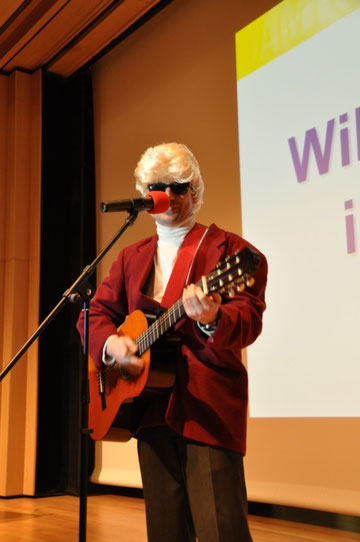 Heinno singt live: "Hoch auf dem gelben Wagen,.."