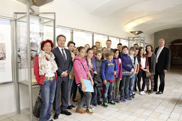 Mag. Gabriele Bauer-Pauderer, Vizebgm. Mag. Wolfgang Derler und Bgm. Dr. Reinhard Resch mit den Schülerinnen und Schülern des BRG Rechte Kremszeile im Museum Krems. Foto: Stadt Krems