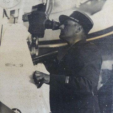 Lieutenant Casso expliquant le fonctinnement de la tourelle du Bloc I aux allemands (Photo: DR)
