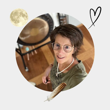 Schamanin, Marina Kuster, begleitet Menschen mit ihrer Heilarbeit. Teil der Behandlung sind Klangtherapie, systematische Aufstellung sowie Atem- und Klangtherapie.