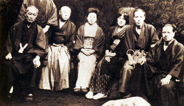 保順(左端)と鉄幹(右から2番目)・晶子(右から3番目)