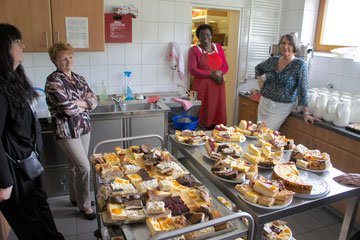 Die Kuchenspenden aus der Bevölkerung waren großartig. Die helfenden "Guten Geister" in der Küche hatten viel zu schneiden.  Vielen Dank dafür