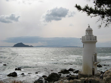 伊良湖岬灯台　神島を望む