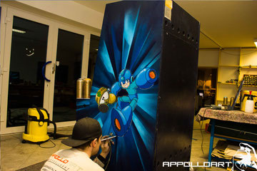 Airbrush auf einen Spielautomat