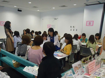 無料体験講座でにぎわうブース。各講師はカラー+αの特技を活かし、個性あふれるミニ講座を開講。