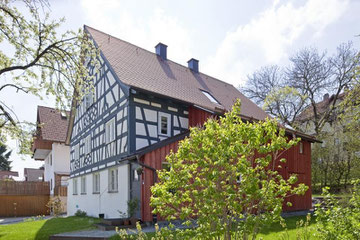 Das alte Fachwerkhaus ist eines der wenigen im Original erhaltenen Gebäude in der historischen Stiftsstadt in Kempten