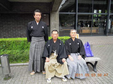 京都大会　京都会館前で記念撮影　馬田範士　左が中田錬士　右が村上