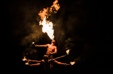Pyramide aus Feuerspuckern