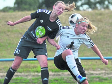 Sorgte nur in der ersten Hälfte für etwas Torgefahr: Julia Faupel (Großenenglis), die hier ein Kopfballduell gegen Lollars Agnes Joksch (r.) gewinnt. Foto: Pressebilder Hahn