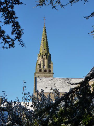 Le clocher de Plouhinec exceptionnellement sous la neige