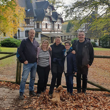 Sonja Wolfer mit ihren Freunden vor einem alten Jagdschloss.