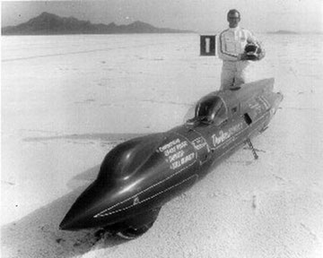 Don Vesco und sein Streamliner #11, mit dem er am 17. September 1970 als erster Motorradfahrer 403 km/h erreichte. Die Kraft lieferten zwei Yamaha Motoren mit je 350 ccm.