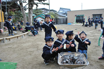 寒い子はここで暖まっています。