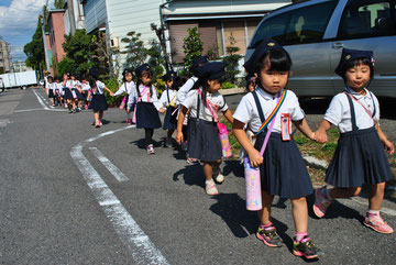 交通ルールを確認しながら歩きます。