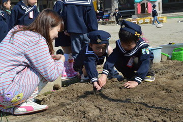 土をかけているところ。