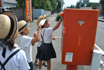 年長組はポストに軽々と届きますが