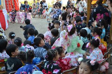 控え席でも踊り出す子ども達