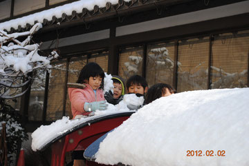 屋根の雪をかき集めます。