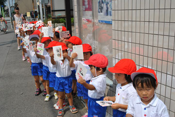 こちらは年少組年少組は抱え上げられたりして投函していました。