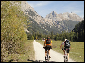 Zwei Biker in der eindrucksvollen Landschaft des Karwendeltals.
