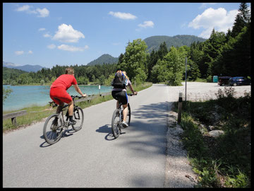Weißblauer Himmel, tiefgrüner See: Zwei Biker auf der Mautstraße zwischen Einsiedl und Niedernach.