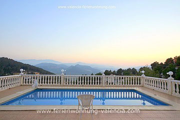 Ferienwohnung Valencia, das Bild zeigt den Pool und den Ausblick über die Berge von Gandia bei Sonnenuntergang, Foto: Birgitta Kuhlmey, Valencia, Spanien