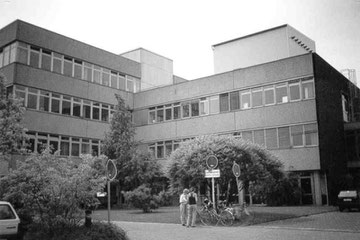 Die altehrwürdige Universität für Zauberei und magische Künste zu Kessel (perfekt getarnt als Plattenbau aus den 60iger Jahren)