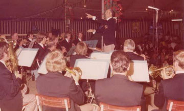 Die Musikkapelle Reute-Gaisbeuren unter Dirigent Anton Maucher eröffnet das Festbanket am Freitagabend zum Kreismusikfest 1974.