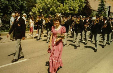 Die Jubelkapelle Reute-Gaisbeuren führt beim Bezirksmusikfest 1984 den großen Festumzug an. Im Bild ist Festdame Gabriele Müller, Atzenreute. Weitere Festdamen waren Elisabeth Geiger, Enzisreute; Gabriele Lott, Ankenreute und Margret Thurn, Dinnenried.