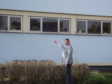 OV-Vorsitzender B. Schmitz vor dem Kindergarten "Auf dem Driesch"