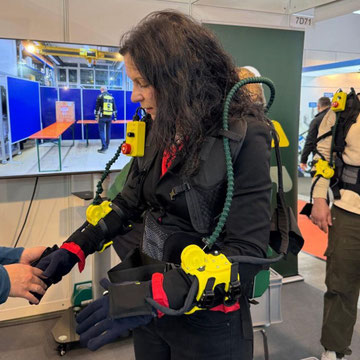 Testen für unsere Lagerlogistik-Kunden: Sandra Voland im Exoskelett