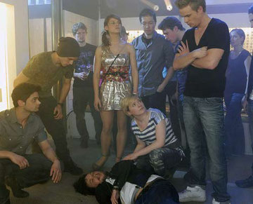 Bea is being called into "Chulos" to a brawl. There she is shocked to find Ben beaten up by Ronnie. She takes care of him and returns, deeply troubled, to Michael, who has a fit of jealousy.