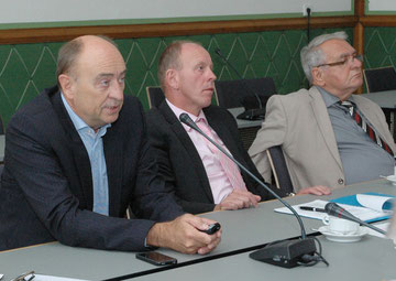 Burkhard Drescher, Sonderbeauftragter für die InnovationCity in Bottrop, (v.l.) informiert die Lenkungsgruppe des Rates mit Oberbürgermeister Bernd Tischler und Bürgermeister Klaus Strehl. Foto: Stadt Bottrop