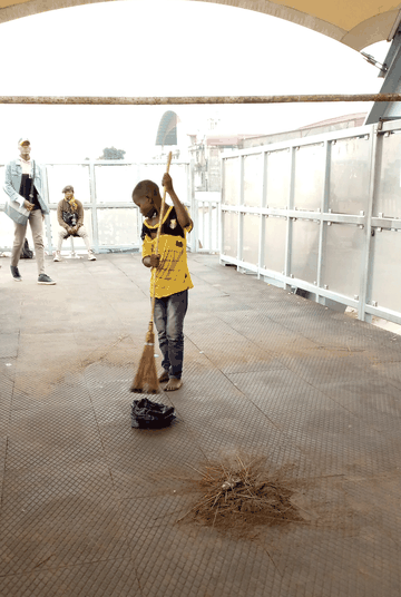 Michel (11) hat nur drei Jahre die Grundschule besucht. Seine Familie ist so arm, dass er gezwungen ist zu arbeiten und Geld zu verdienen, statt die Schule zu besuchen. (Bericht von I. Kalala, Kinshasa 2021)