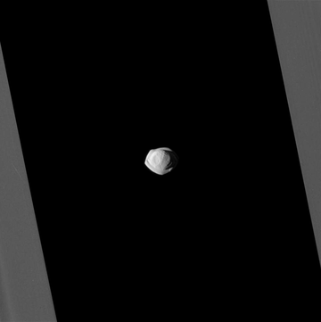 Pan inmitten der Encke-Teilung.