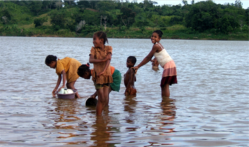 Vaisselle et toilette dans le fleuve Mangoro