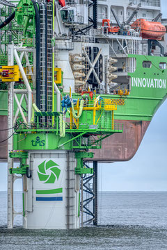 EDF RENOUVELABLES - Parc éolien offshore - Le bateau innovation fore le sous-sol marin afin d'y installer les futurs supports d'éoliennes. 