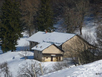 Les bâtiments de l'alpage en hiver