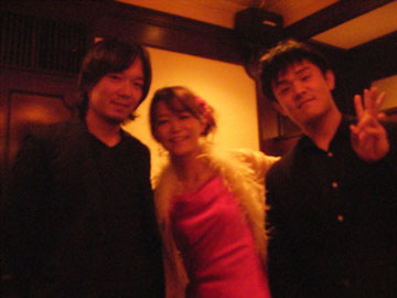 BAR YOSHIDA： Live終わった後、メンバーで。左、ギター野江さん、右、ベース千北さん