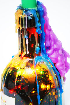 C27 - dettaglio lampada porta candela con luci a led multicolore e cera profumata colata sul collo delle bottiglia - dim. 37.5 cl