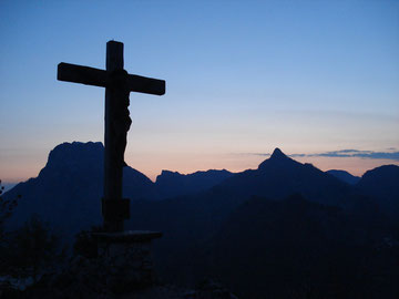 Zwei Bilder zu denen man nichts mehr sagen muß. Unser Hausberg, der "Kleine Sonnstein" kurz vor ...